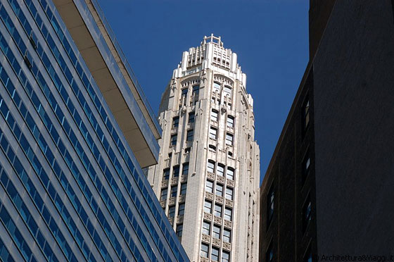 CHICAGO - La torre ottagonale di 18 piani Mather Tower (75 E. Wacker Drive), spicca tra i grattacieli di Downtown