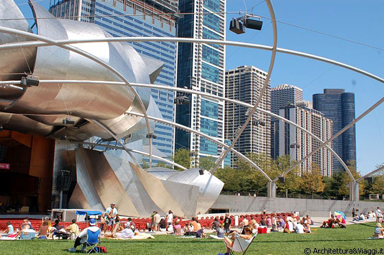 CHICAGO - Dal graticcio del Jay Pritzker Pavilion vista sui magnifici edifici che si affacciano sul Millennium Park