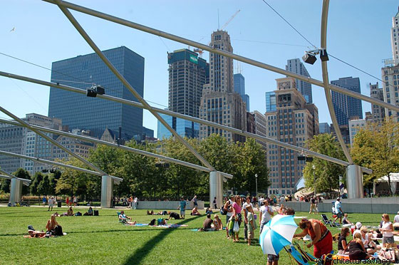 CHICAGO - Il grande prato di fronte al Jay Pritzker Pavilion con posti a sedere per concerti ideale durante l'estate 