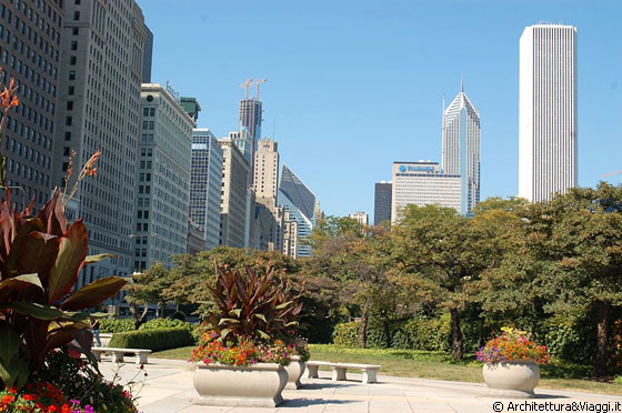 CHICAGO - In Grant Park, di fronte all'Auditorium osserviamo i grattacieli della città