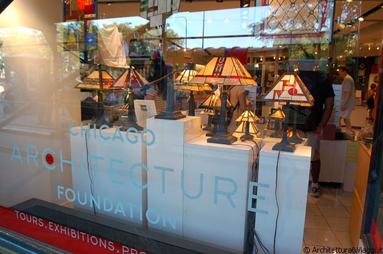 CHICAGO - Chicago Architecture Foundation - in vetrina riproduzione di lampade disegnate da Wright