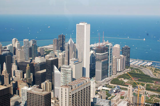 CHICAGO - Il grattacielo più alto che domina Millennium Park è Aon Center - arch. Edward Durell Stone, 1973