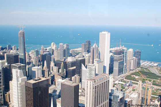 CHICAGO - Ampia panoramica sul Loop e sulla Second City - i due grattacieli più alti sono la Trump Tower e l'Aon Center