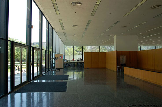 CHICAGO - IIT - L'interno della Crown Hall è suddiviso simmetricamente da pareti indipendenti in legno o cartongesso