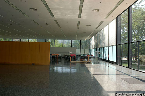 CHICAGO - IIT - La ricerca di chiarezza costruttiva teorizzata da Mies è evidente nella Crown hall così come nella casa Farnsworth