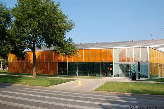 CHICAGO  - McCormick Tribune Campus Center - IIT: un chiaro omaggio a Mies van der Rohe