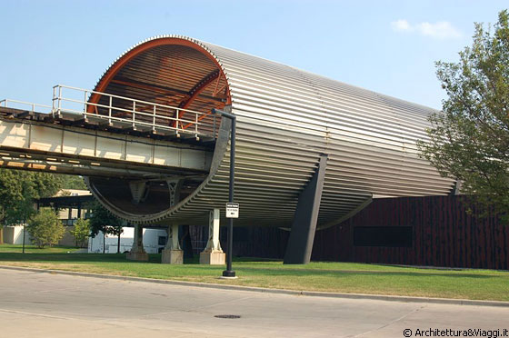 CHICAGO - IIT - Koolhaas inserisce la sopraelevata della Green Line in un tubo di acciaio inossidabile fonoassorbente che si siede direttamente al di sopra del tetto del McCormick Tribune Campus Center