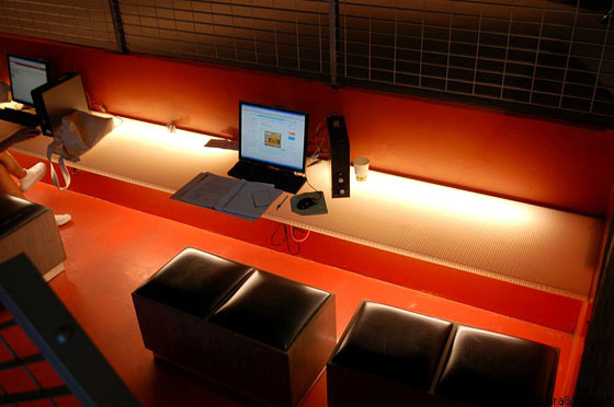 THE McCORMICK TRIBUNE CAMPUS CENTER - Broadband - un canale continuo scolpito nel pavimento del lounge, contiene le postazioni computer appoggiate su un desktop in nido d'ape illuminato