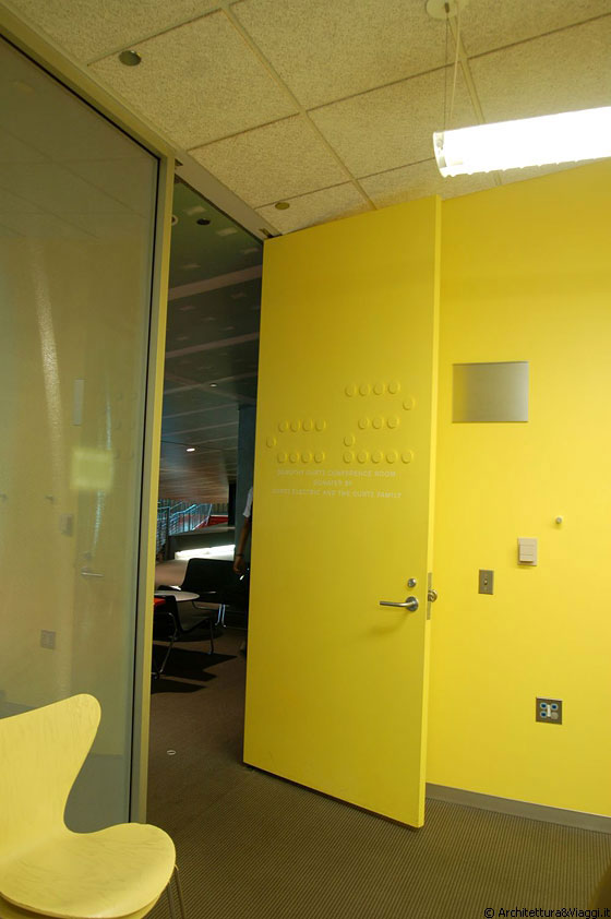 THE McCORMICK TRIBUNE CAMPUS CENTER - Giallo limone per questo ufficio di fronte alla sala computer