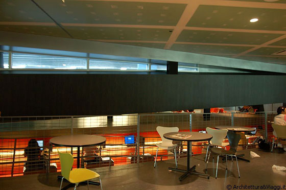 THE McCORMICK TRIBUNE CAMPUS CENTER - Il lounge, con i tavolini proprio sopra il 
