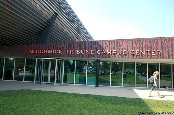 CHICAGO - IIT - Il McCormick Tribune Campus Center si sviluppa per circa un ettaro di superficie rivestita in vetro e coperta con tetto in calcestruzzo