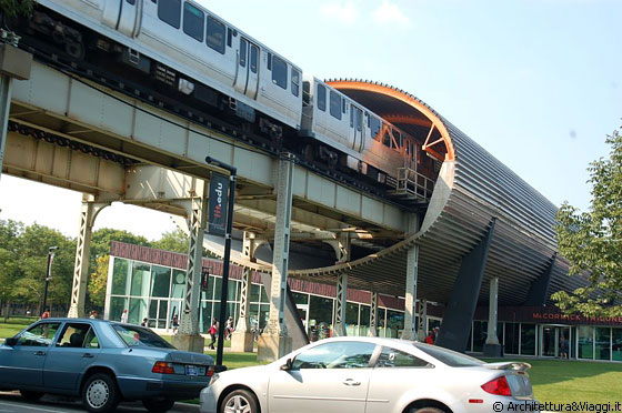 THE McCORMICK TRIBUNE CAMPUS CENTER - Il treno esce dal lungo tubo di acciaio inox che si siede direttamente al di sopra della costruzione del tetto del nuovo campus