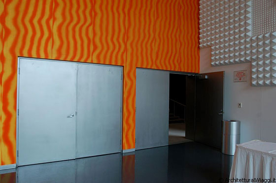 THE McCORMICK TRIBUNE CAMPUS CENTER - Auditorium - il materiale delle pareti, in varie gradazioni di arancione, è stato sviluppato per la sua profondità e vitalità 3d