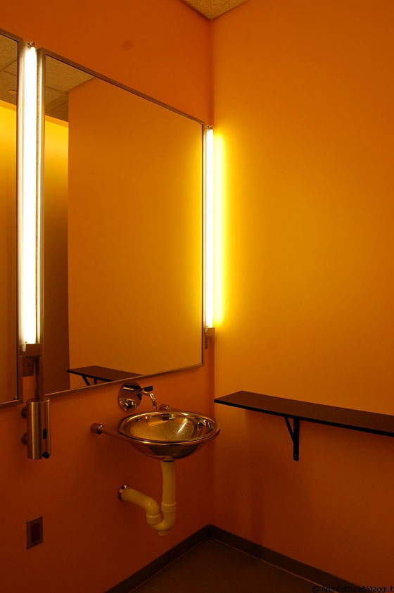 THE McCORMICK TRIBUNE CAMPUS CENTER - Particolare di un bagno del campus con piccolo lavabo in metallo e pareti arancioni