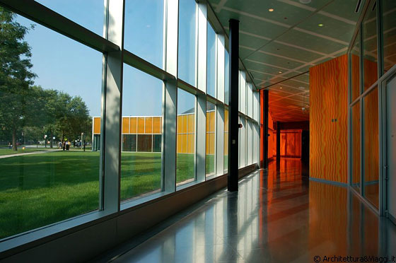 THE McCORMICK TRIBUNE CAMPUS CENTER - Ampia visibilità e continuità tra esterno ed interno grazie alle ampie pareti vetrate del nuovo campus