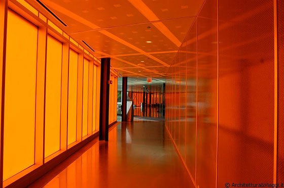 THE McCORMICK TRIBUNE CAMPUS CENTER - Arancio energizzante, enfatizzato dalla luce solare, per i corridoi del campus