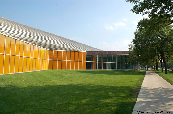 ILLINOIS INSTITUTE OF TECHNOLOGY - Il tappeto verde del prato esterno contrasta con l'arancio vivo e solare del McCormick Tribune Campus Center
