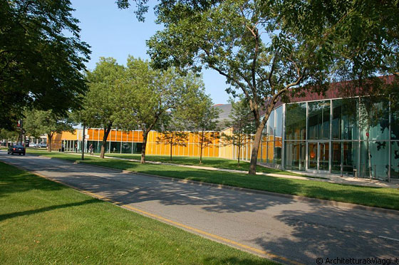 CHICAGO - IIT - Il McCormick Tribune Campus Center, progettato da Rem Koolhaas (OMA), tiene vivi i valori della modernità incarnati dall'asse Mies-Rem