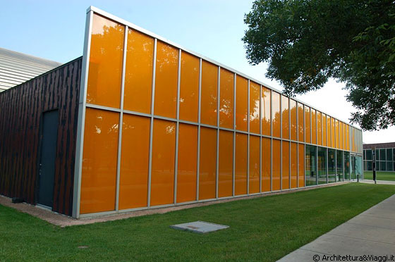 ILLINOIS INSTITUTE OF TECHNOLOGY - Particolare delle facciate esterne del McCormick Tribune Campus Center
