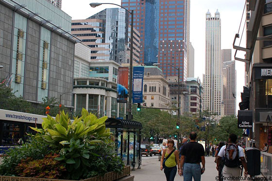 CHICAGO - In fondo a Michigan Avenue, si riconosce il 900 North Michigan Avenue, il grattacielo con le quattro 