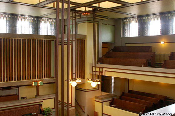 UNITY TEMPLE - La luce esterna si riversa nella sala della chiesa dall'alto e da tutti i lati