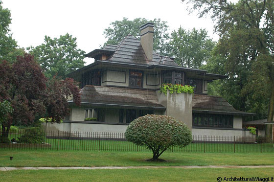 OAK PARK - Dalla casa Nathan G. Moore, vista sulla casa Edward R. Hills-DeCaro, entrambe progettate dal maestro Frank Lloyd Wright