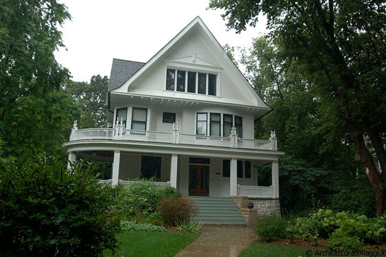 ILLINOIS - Una casa bianca con portico, bow-window, terrazza e timpano in North Kenilworth Avenue