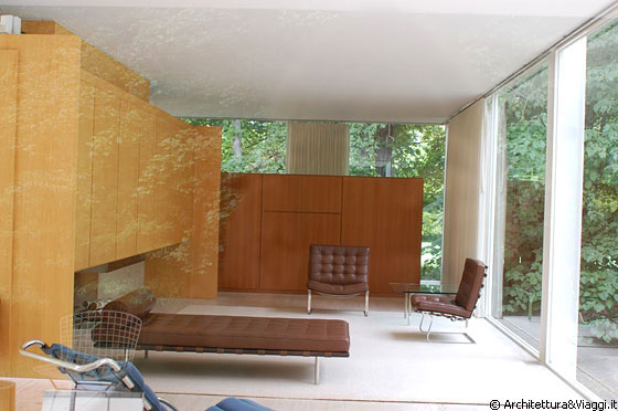 FARNSWORTH HOUSE - Tra i mobili si riconoscono il <em>letto Mies</em> e la poltrona Barcellona