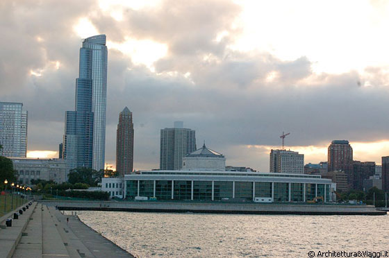 MUSEUM CAMPUS - In primo piano John G. Shedd Aquarium e sullo sfondo i grattacieli di Chicago