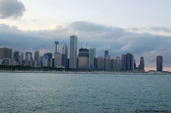 CHICAGO - Lo skyline della Second City si chiude a destra con Lake Point Tower, l'alta torre sul Lake Michigan