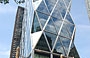 MIDTOWN MANHATTAN. Lo storico basamento art déco della torre Hearst, contrasta con la struttura metallica perimetrale costituita da triangoli isosceli sorretti da un'orditura strutturale diagonale