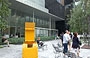 NYC - MoMA. The Abby Aldrich Rockefeller Sculture Garden: in primo piano Midday di Anthony Caro e sullo sfondo il ristorante del museo che si affaccia sul giardino