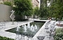 MoMA. Il giardino delle sculture è uno dei maggiori elementi distintivi del MoMA oggi, una sorta di ''outdoor room - sulla sinistra Cubi X (1963), di David Smith 