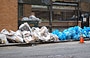 NEW YORK. Raccolta di rifiuti altamente diffrenziati per le strade della Grande Mela