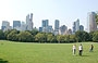 CENTRAL PARK. Sheep Meadow (Prato delle Pecore) e sullo sfondo il sensazionale panorama dei grattacieli di NYC