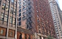 MIDTOWN MANHATTAN. Le caratteristiche scale di emergenza in ferro esterne agli edifici anni '30, così comuni in tutta New York e così distintive di una città e di un'epoca