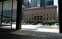 MIDTOWN MANHATTAN. Dal basamento di accesso coperto del Seagram Building vista su Park Avenue