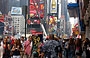 NEW YORK CITY. Times Square: pubblicità di noti prodotti (Coca Cola, Corona, M&M's - praline al cioccolato e molti altri) su One Times Square