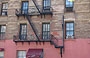 SOHO. Ovunque a Manhattan si riconoscono i caratteristici edifici con le scale in ferro di emergenza sulle facciate