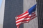MIDTOWN MANHATTAN. La bandiera americana si staglia sullo sfondo di McGraw Hill Building in Sixth Avenue
