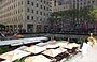 MIDTOWN MANHATTAN. Rockefeller Center: Café estivo sotto la Statua del Prometeo (la testa dorata a destra)