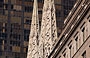 FIFTH AVENUE. St. Patrick's Cathedral contrasta con le pareti vetrate della Olympic Tower
