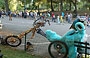 CENTRAL PARK. Una singolare bicicletta modello chopper, fortemente personalizzata e appariscente, guardate la foto successiva, scoprirete il proprietario
