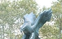 LOWER MANHATTAN. East Coast War Memorial - l'aquila di bronzo al centro del monumento
