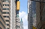 LOWER MANHATTAN. Broadway - si riconosce il Woolworth Building (edificio in fondo con la torretta verde)
