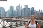 PONTE DI BROOKLYN. Io e sullo sfondo i grattacieli di Lower Manhattan: a giudicare dal ciuffo, tira forse un pò di vento!?