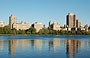 CENTRAL PARK. Camminiamo lungo il bacino idrico Jacqueline Kennedy Onassis Reservoir, osservando lo skyline dell'Upper East Side che si riflette nell'acqua