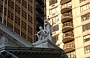 DA FLATIRON DISTRICT ALL'EMPIRE. Timpani e statue di edifici neoclassici si stagliano sui moderni grattacieli di Manhattan
