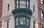 MIDTOWN MANHATTAN. Particolare della soluzione d'angolo, con bow window riccamente decorato in ferro o ghisa