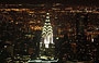 MIDTOWN MANHATTAN. La guglia illuminata del Chrysler Building vista dall'Empire State Building